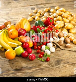 Eine Anordnung von Gemüse, Pilze und Früchte auf einem Holztisch Stockfoto