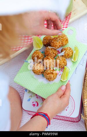 Fisch Kugeln mit Sellerie, Zwiebeln und Sesam für ein Picknick am Strand Stockfoto