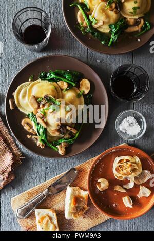 Ravioli mit Spinat, Champignons und Marsala mit Knoblauch crostini (von oben gesehen) Stockfoto