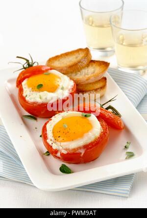 Tomaten mit Spiegelei Stockfoto