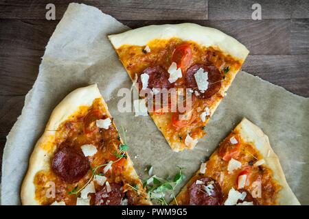 Pepperoni Pizza mit geriebenem Parmesan Stockfoto