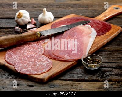 Antipasti auf einem Holzbrett: Salami, Parma Schinken, Bresaola Stockfoto