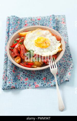 Bratkartoffeln mit Paprika, Speck und Spiegelei Stockfoto