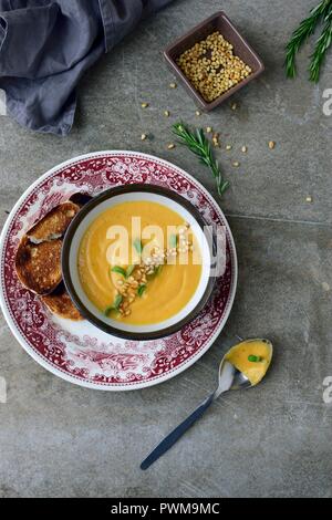 Cremige Kürbissuppe Stockfoto