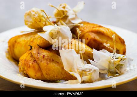 BBQ Hähnchenschenkel auf einer Platte Stockfoto