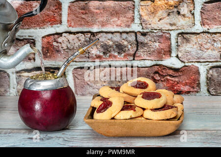 Argentinisches mit handgefertigten Cookies über eine prima mitweinander Tabelle Stockfoto