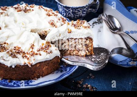 Ein Datum Biskuitteig, in Scheiben geschnitten Stockfoto