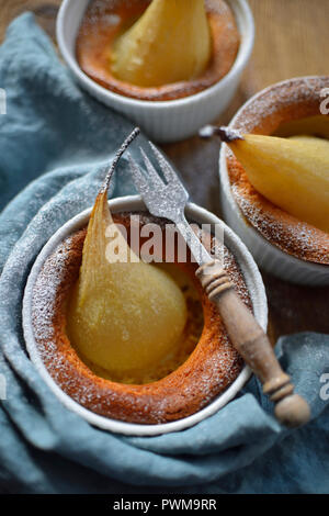 Pochierte Birne souffle Stockfoto