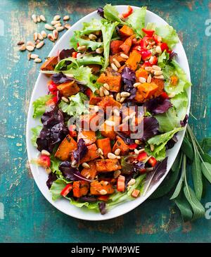 Warmer Salat mit Pinienkernen Kürbis Stockfoto