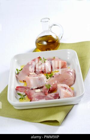 Raw Kaninchenfleisch in einer Marinade Stockfoto