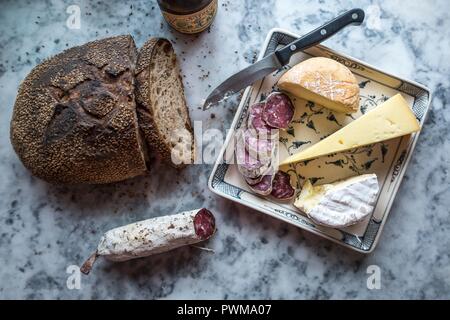 Käse, Wurst und Brot Stockfoto