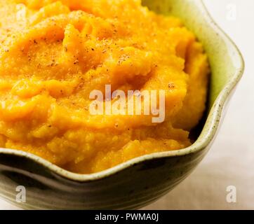 Butternut-kürbis Brei in eine Schüssel geben. Stockfoto