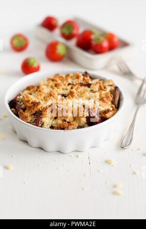 Rhabarber und Erdbeeren Crumble mit Kokosnuss Stockfoto