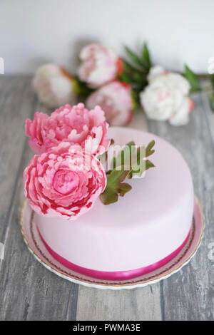 Ein fondant Kuchen mit Pfingstrosen eingerichtet Stockfoto