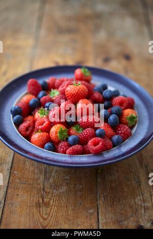 Schale mit frischen Beeren, Heidelbeeren, Erdbeeren, Himbeeren Stockfoto