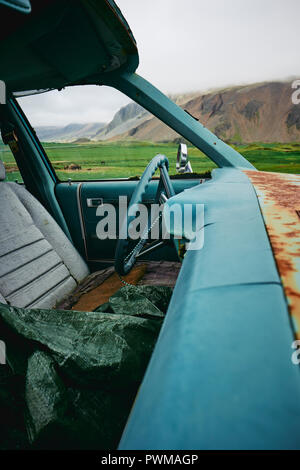 Eine verlassene alte amerikanische Autos in der remote Island Landschaft. Stockfoto