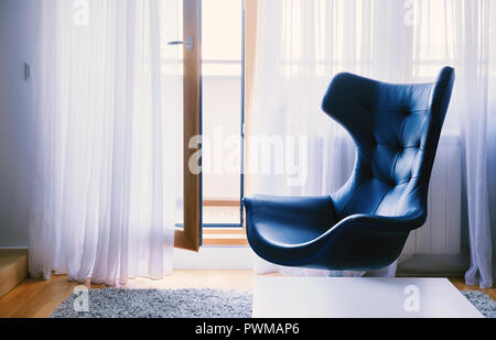 Innen ein kleines modernes Apartment, nähere Angaben zu interessanten blaue Sessel. Stockfoto