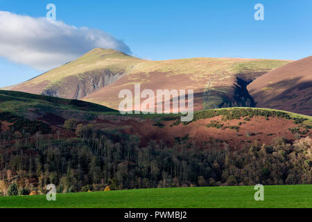 Latrigg und der kleine Mann in den Skiddaw über im englischen Lake District National Park, Cumbria, England. Stockfoto