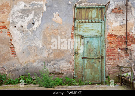 Grunge Metalltür, geknackt Red brick wall Hintergrund Stockfoto