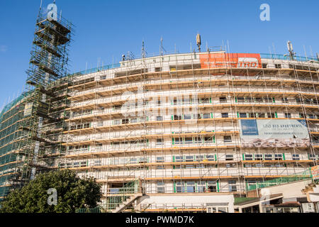 Gebäude Sanierung. Konvertieren eines Bürogebäudes in Wohnungen, West Bridgford, Nottinghamshire, England, Großbritannien Stockfoto