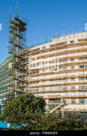 Gebäude ändern. Die Sanierung eines Bürogebäudes in das Gehäuse als Wohnungen, West Bridgford, Nottinghamshire, England, UK. Stockfoto