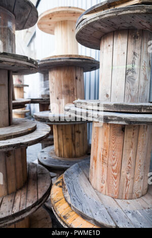 Nahaufnahme der großen Leere Kabeltrommeln. Stockfoto