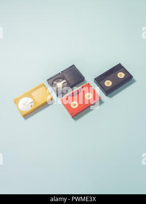 4 VHS-Kassetten, eine Gelbe, eine rote, zwei schwarze, sorgfältig arrangiert Zick-Zack-Muster zu bilden