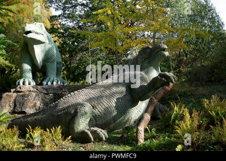 Dinosaurier Modelle in Crystal Palace, London, Großbritannien Stockfoto