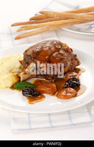 Schweinshaxe mit Fruchtsauce und Kartoffelpüree Stockfoto