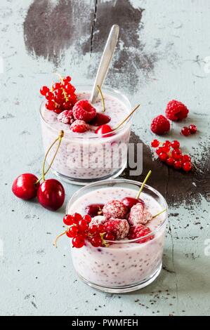 Joghurt mit Chia Samen und Sommer Garten Früchte Stockfoto