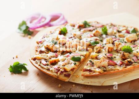 Grill Hähnchen und roten Zwiebeln Pizza mit frischem Koriander Stockfoto