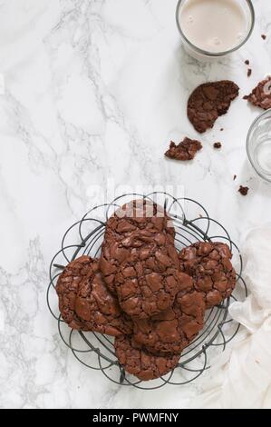 Brownie Cookies auf eine Kühlung Rack Stockfoto
