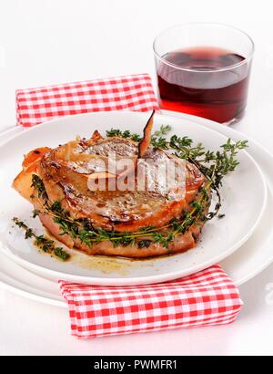 Rindfleisch Medaillon mit Speck und Thymian Stockfoto