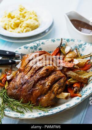 Gebratene Lammschulter mit Gemüse, Rosmarin, Kartoffelbrei und Soße Stockfoto