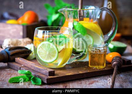 Citrus Wasser mit Minze, Ingwer und Honig Stockfoto