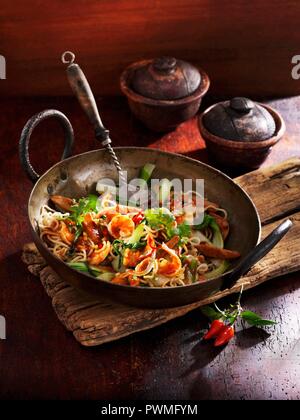 Bami Goreng mit Bok Choy und Garnelen (Asien) Stockfoto