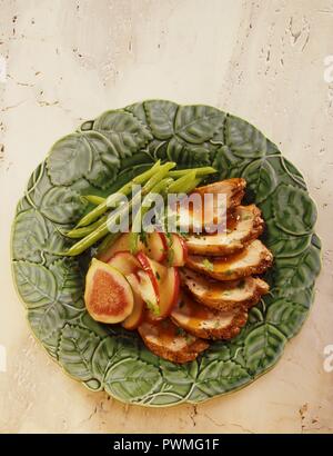 Schweinefilet mit grünen Bohnen, Äpfel und Feigen Stockfoto