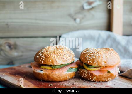 Sesamsamen Brötchen mit geräuchertem Lachs, Zitrone und Avocado Stockfoto