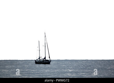 Segelboot hoher Kontrast auf den Horizont Stockfoto