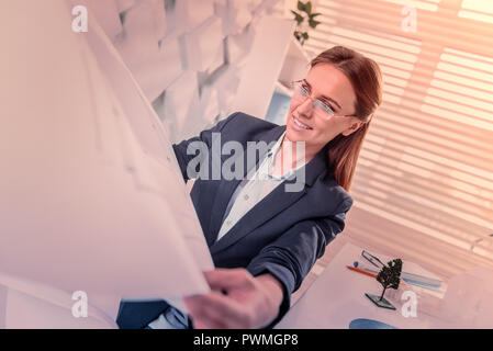 Glückliche junge Frau, die ihre Zukunft Wohnsiedlung erstellen Stockfoto
