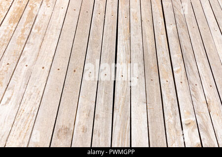 Eine Nahaufnahme der Holzboden Schiefertafeln, die aus, die in der rauen Sonne verfärbt worden sind Stockfoto