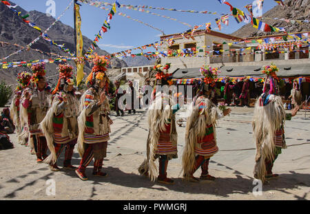 Arische (Brogpa) Frauen in Tracht, Biama Dorf, Ladakh, Indien Stockfoto