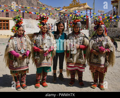 Arische (Brogpa) Frauen in Tracht, Biama Dorf, Ladakh, Indien Stockfoto