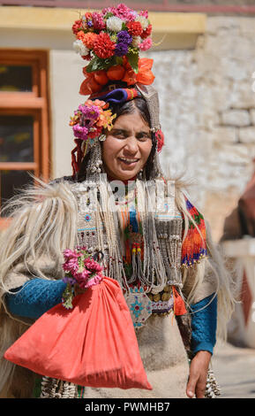 Arische (Brogpa) Frau in Tracht, Biama Dorf, Ladakh, Indien Stockfoto