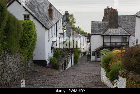 Blick auf die Hauptstraße in Richtung Hafen und das Meer. Clovelly, North Devon, England Stockfoto