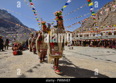 Arische (Brogpa) Frauen in Tracht, Biama Dorf, Ladakh, Indien Stockfoto