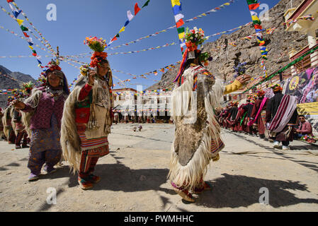 Arische (Brogpa) Frauen in Tracht, Biama Dorf, Ladakh, Indien Stockfoto