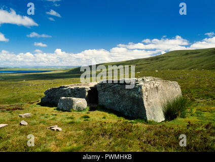 Blick NE der Dwarfie Stane Felsen-schnitt Grab, Hoy, Orkney, UK: Eine neolithische Grabkammer aus ein natürlicher Baustein der alten roten Sandstein ausgehöhlt. Stockfoto