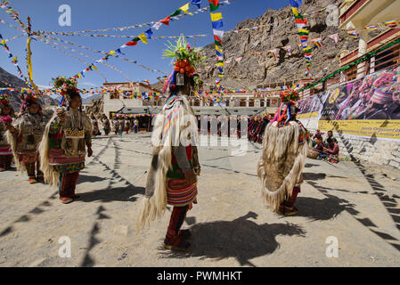 Arische (Brogpa) Frauen in Tracht, Biama Dorf, Ladakh, Indien Stockfoto