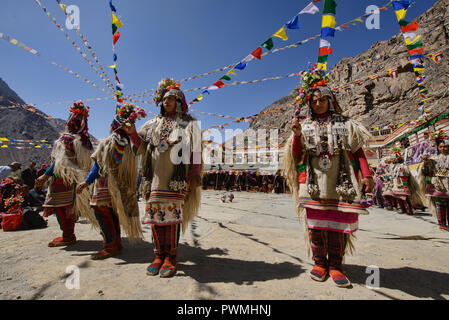 Arische (Brogpa) Frauen in Tracht, Biama Dorf, Ladakh, Indien Stockfoto